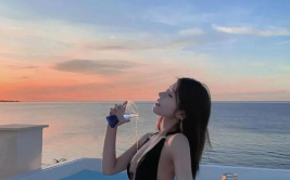 海边小姐姐游泳,海边小姐姐畅游夏日风情